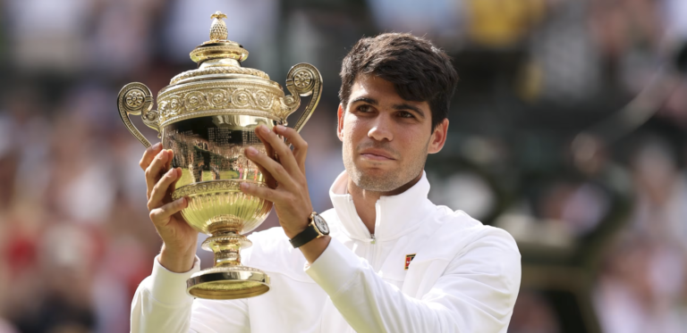 Carlos Alcaraz fulmina a Novak Djokovic y sigue haciendo historia con su segundo Wimbledon